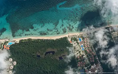 Ilustración aérea de la playa Alegro, Cozumel, Caribe Mexicano