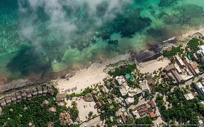 Illustration aérienne de la plage Azulik, Tulum, Caraïbes mexicaines
