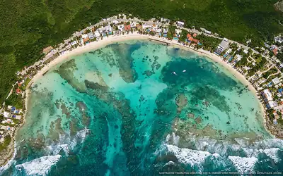 Illustration aérienne de la plage Bahía Media Luna, Akumal, Caraïbes mexicaines
