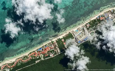 Ilustración aérea de la playa Bahía Petempich, Riviera Cancún, Caribe Mexicano