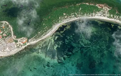 Illustration aérienne de la plage Bahía Soliman Sur, Tulum, Caraïbes mexicaines