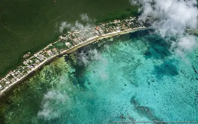 Illustration aérienne de la plage Bahía Soliman, Tulum, Caraïbes mexicaines
