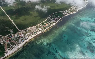 Illustration aérienne de la plage Bahía Tulum Sur, Tulum, Caraïbes mexicaines