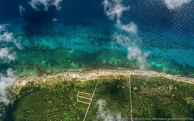 Illustrazione aerea della spiaggia Barra Piedra, Costa Maya, Caraibi messicani