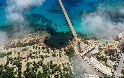 Ilustración aérea de la playa Caleta Costa Maya, Mahahual, Caribe Mexicano