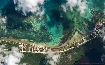 Illustrazione aerea della spiaggia Caleta Río Indio Norte, Costa Maya, Caraibi messicani