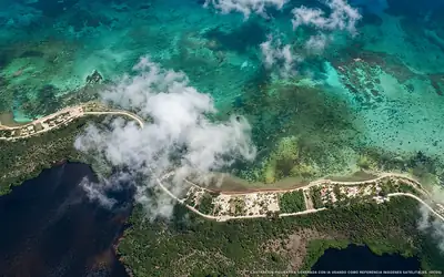 Illustrazione aerea della spiaggia Caleta Río Indio Sur, Costa Maya, Caraibi messicani