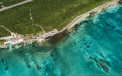 Illustration aérienne de la plage Caleta Tankah Norte, Tulum, Caraïbes mexicaines