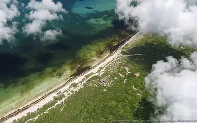 Illustration aérienne de la plage Caleta Tankah Sur, Tulum, Caraïbes mexicaines