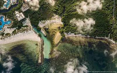 Illustrazione aerea della spiaggia Caleta Trés Ríos, Playa del Carmen, Caraibi messicani