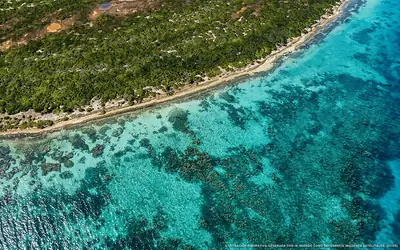 Ilustración aérea de la playa Isla Blanca, Costa Mujeres, Caribe Mexicano