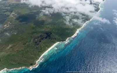 Ilustración aérea de la playa Ixpalbarco, Cozumel, Caribe Mexicano