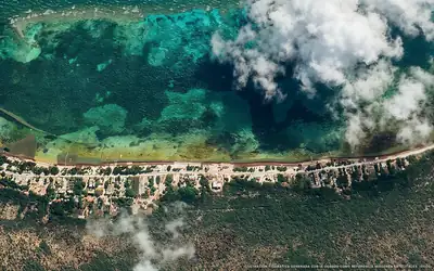 Ilustración aérea de la playa Mahahual Sur, Mahahual, Caribe Mexicano
