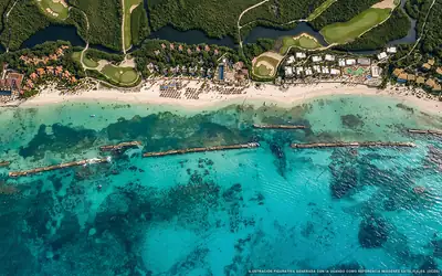 Illustration aérienne de la plage Mayakoba, Puerto Morelos, Caraïbes mexicaines