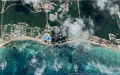 Illustration aérienne de la plage Playa Aventuras, Akumal, Caraïbes mexicaines