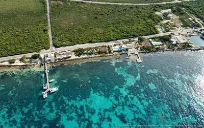 Ilustración aérea de la playa Playa Azul, Costa Mujeres, Caribe Mexicano