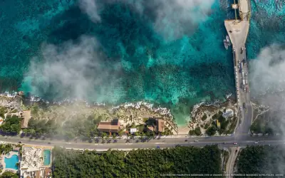 Ilustración aérea de la playa Playa Caletita, Cozumel, Caribe Mexicano