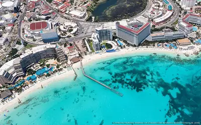 Ilustración aérea de la playa Playa Caracol, Cancún, Caribe Mexicano