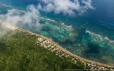Ilustración aérea de la playa Playa Caretta, Mahahual, Caribe Mexicano