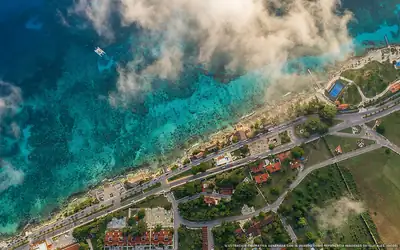 Ilustración aérea de la playa Playa Casitas, Cozumel, Caribe Mexicano