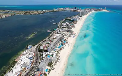 Ilustración aérea de la playa Playa Chac Mool, Cancún, Caribe Mexicano