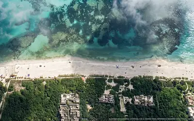 Ilustração aérea da praia Playa Colosio, Playa del Carmen, Caribe Mexicano