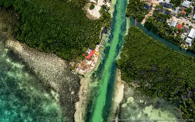 Illustrazione aerea della spiaggia Playa Coral I, Cancún, Caraibi messicani