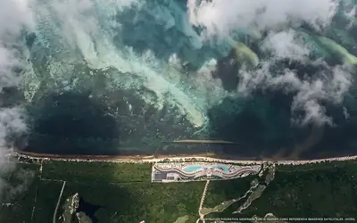 Illustrazione aerea della spiaggia Playa Coral II, Cancún, Caraibi messicani