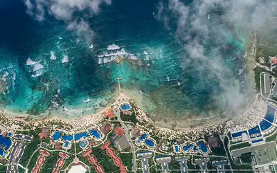 Illustration aérienne de la plage Playa Córdoba, Riviera Maya, Caraïbes mexicaines