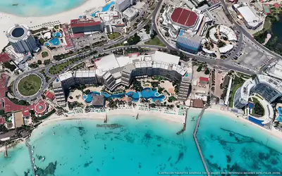 Illustrazione aerea della spiaggia Playa Costa Rica, Cancún, Caraibi messicani