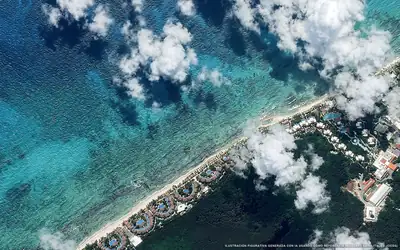 Illustration aérienne de la plage Playa El Dorado, Puerto Morelos, Caraïbes mexicaines