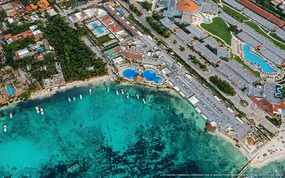 Illustrazione aerea della spiaggia Playa El Recodo, Playa del Carmen, Caraibi messicani