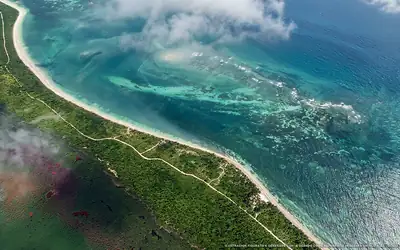 Illustrazione aerea della spiaggia Playa El Silencio, Sian Kaan, Caraibi messicani