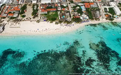 Illustrazione aerea della spiaggia Playa Fundadores, Playa del Carmen, Caraibi messicani