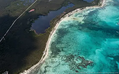 Illustrazione aerea della spiaggia Playa Julieta, Costa Maya, Caraibi messicani