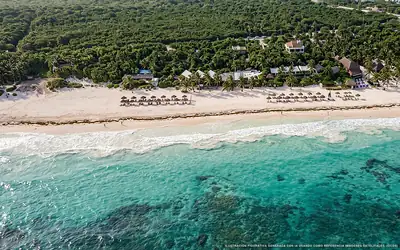 Illustrazione aerea della spiaggia Playa Las Palmas, Tulum, Caraibi messicani