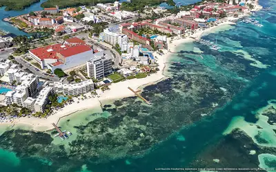 Illustrazione aerea della spiaggia Playa las Perlas, Cancún, Caraibi messicani