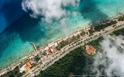 Ilustración aérea de la playa Playa Las Rocas, Cozumel, Caribe Mexicano