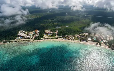 Ilustración aérea de la playa Playa Las Uvas, Cozumel, Caribe Mexicano