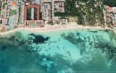 Illustrazione aerea della spiaggia Playa Mamitas, Playa del Carmen, Caraibi messicani