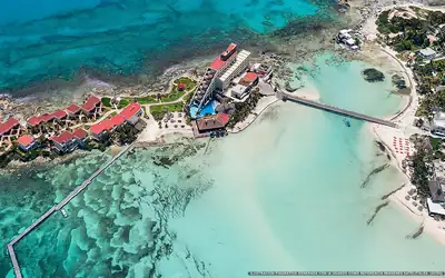 Illustrazione aerea della spiaggia Playa Mia, Isla Mujeres, Caraibi messicani