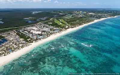 Ilustración aérea de la playa Playa Mujeres, Costa Mujeres, Caribe Mexicano