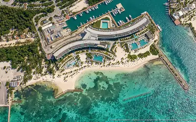 Ilustración aérea de la playa Playa Och, Costa Mujeres, Caribe Mexicano