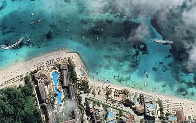 Illustrazione aerea della spiaggia Playa Pelícanos, Playa del Carmen, Caraibi messicani