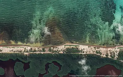 Illustrazione aerea della spiaggia Playa Polín, Costa Maya, Caraibi messicani