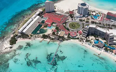 Illustrazione aerea della spiaggia Playa Punta Cancún, Cancún, Caraibi messicani