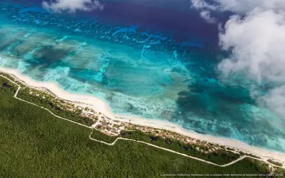 Illustration aérienne de la plage Playa Sarahí, Xcalak, Caraïbes mexicaines