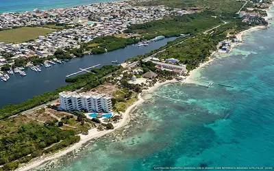 Illustrazione aerea della spiaggia Playa Tiburón, Isla Mujeres, Caraibi messicani
