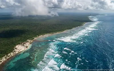 Illustration aérienne de la plage Playa Xahuayxol, Xcalak, Caraïbes mexicaines