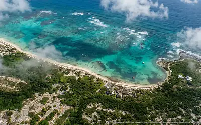 Illustration aérienne de la plage Playa Zuri, Riviera Maya, Caraïbes mexicaines